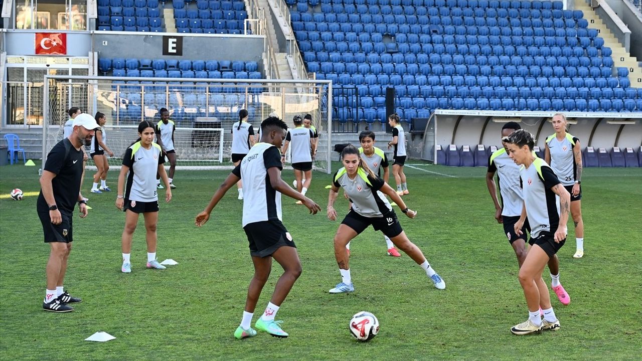 ABB FOMGET Kadın Futbol Takımı Slavia Prag Maçına Hazırlanıyor