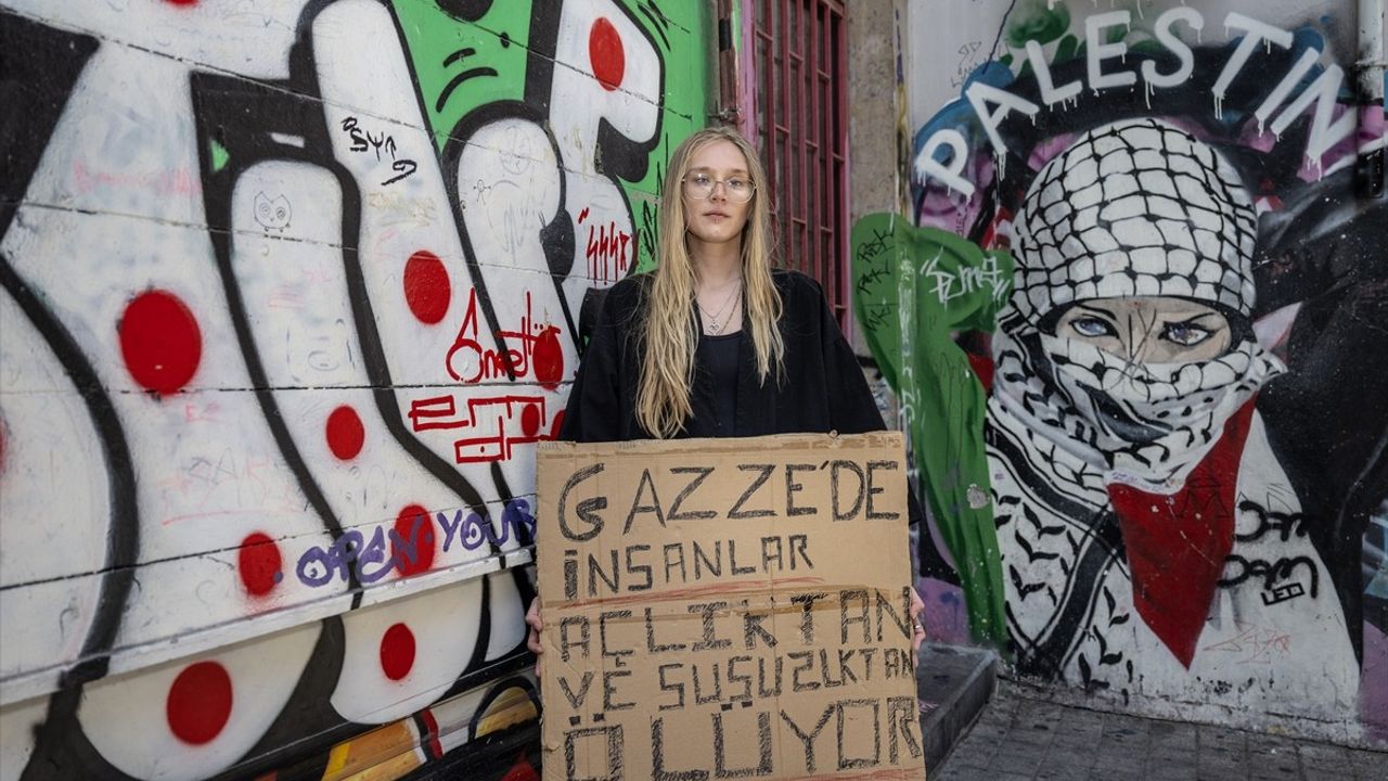ABD'li Aktivist Cassandra McLaughlin, Gazze İçin Kadıköy'de Sessiz Eylem Düzenledi
