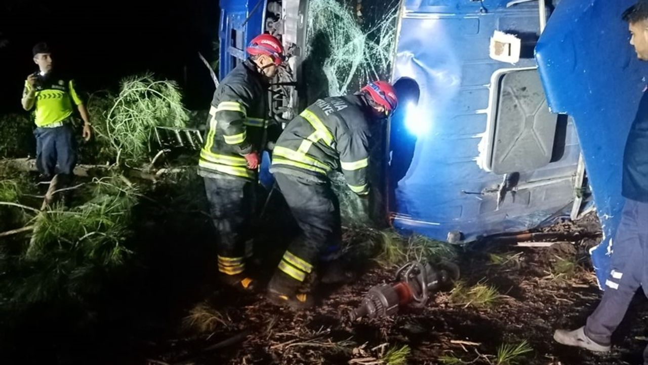 Adana'da Bariyere Çarpan Kamyon Kazası: 1 Ölü