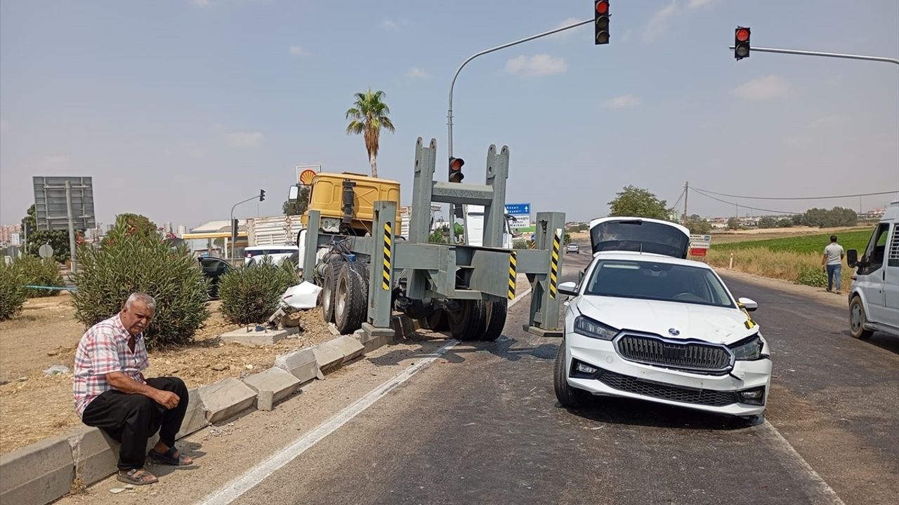 Adana'da Trafik Kazası: 3 Yaralı