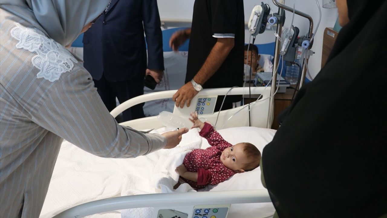 Adana Valisi Köşger, Gazzeli Aileyi Ziyaret Etti