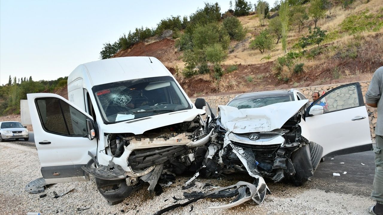 Adıyaman'da Minibüs ve Otomobil Çarpıştı: 5 Yaralı
