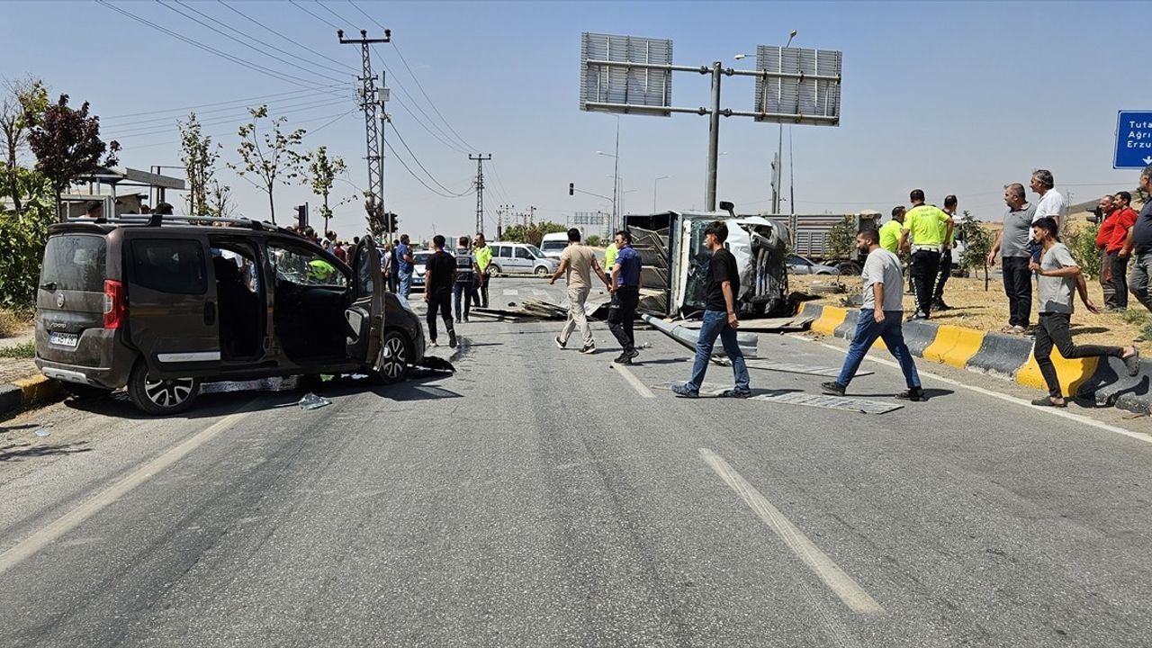 Ağrı'da Trafik Kazası: 8 Yaralı