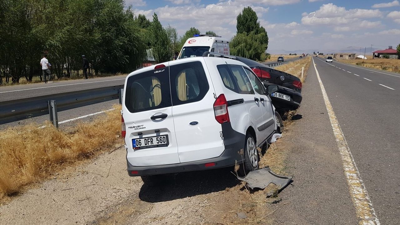 Ağrı'da Trafik Kazası: İl Sağlık Müdürü ve 6 Yaralı