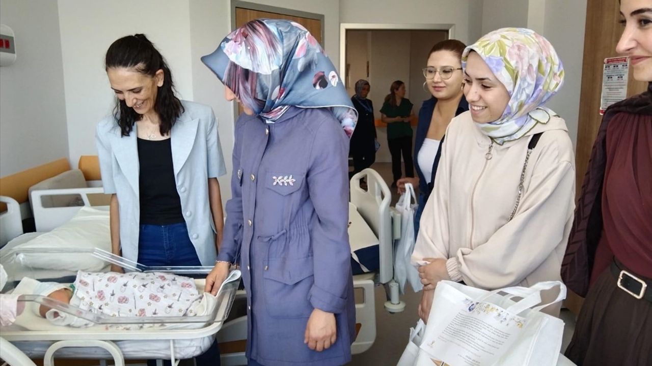 AK Parti Kadın Kolları Dünya Emzirme Haftası'nda Anneleri Unutmadı