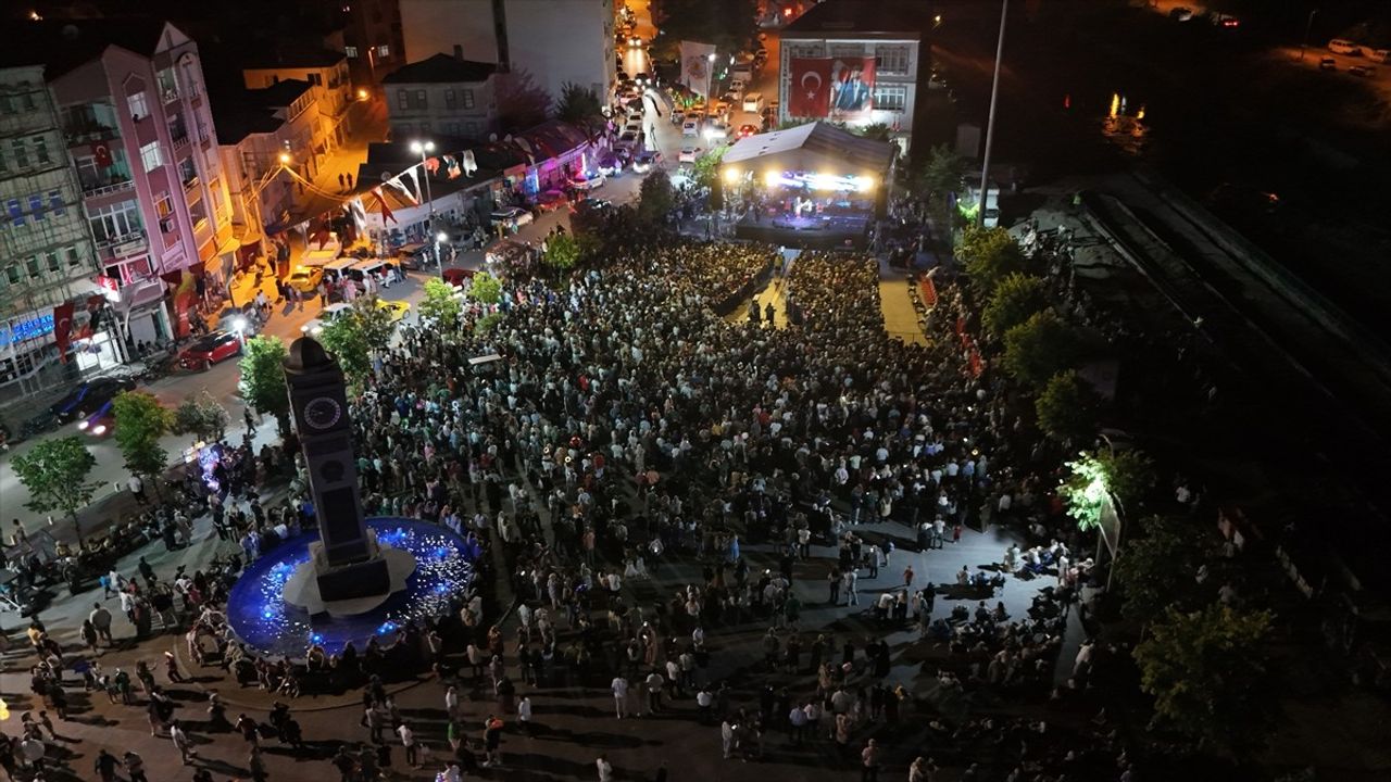 Alaçam'da Yaz Festivali Coşkusu: Öykü Gürman ve Burçe Bozkurt Sahne Aldı