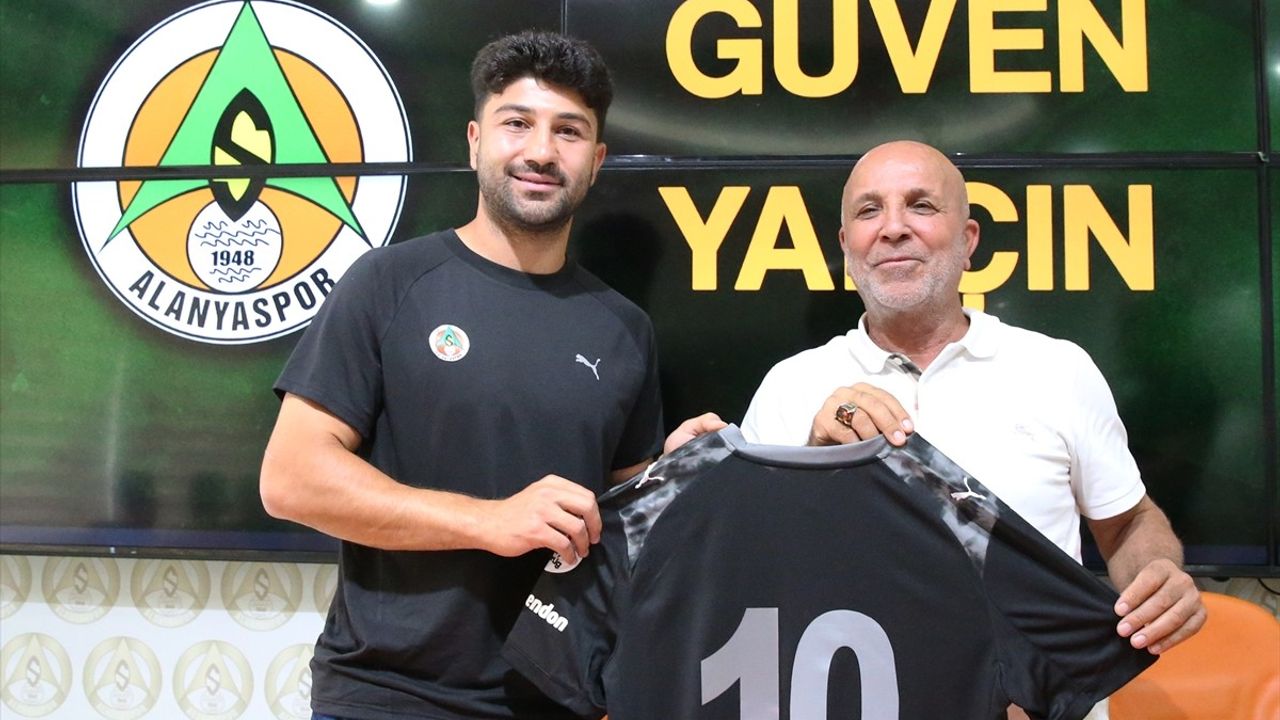 Alanyaspor'un Yeni Transferleri İçin İmza Töreni