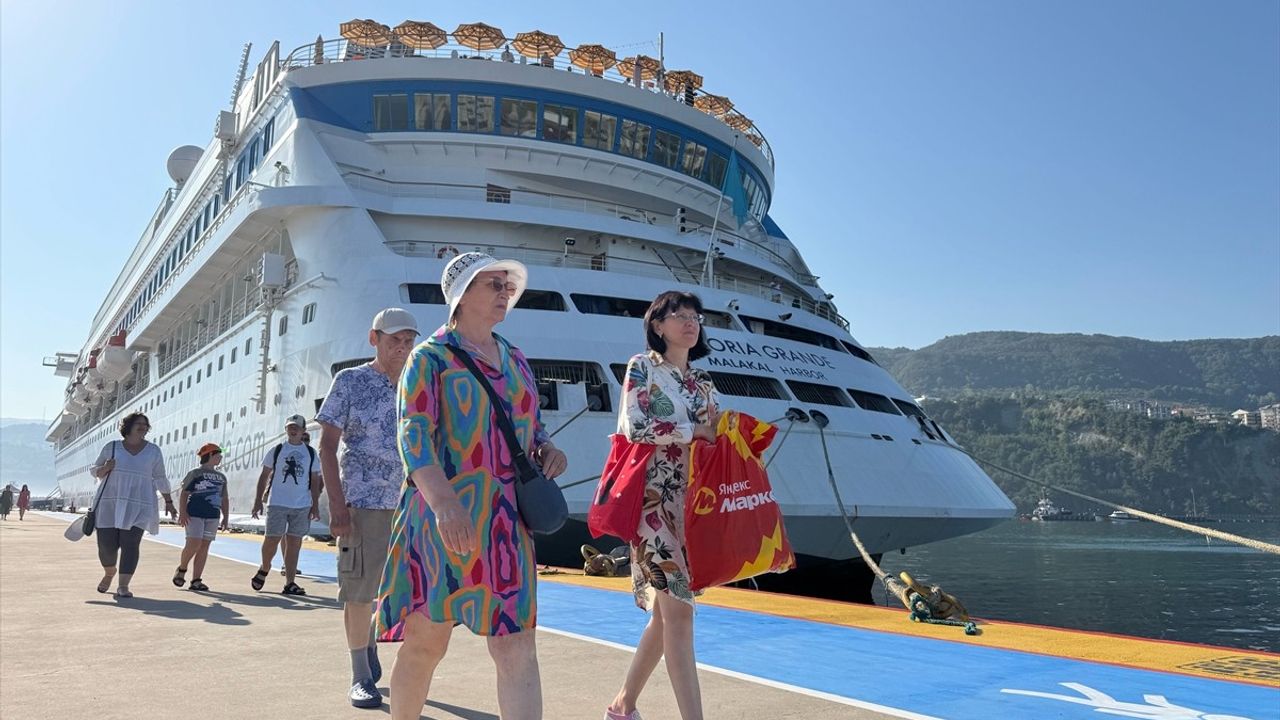 Amasra'ya Gelen 100 Bininci Kruvaziyer Yolcusuna Sürpriz Karşılama