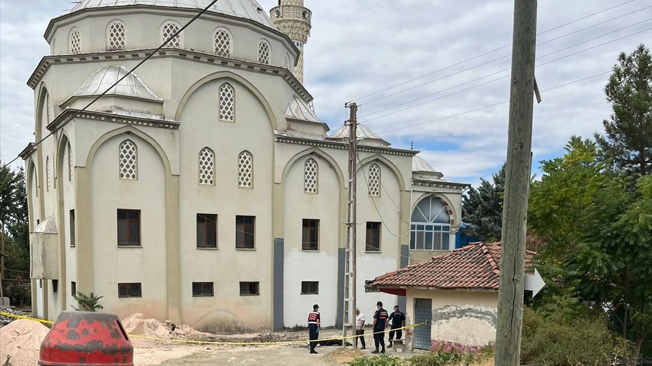 Amasya'da Cami Tadilatı Sırasında Çalışan İşçi Hayatını Kaybetti
