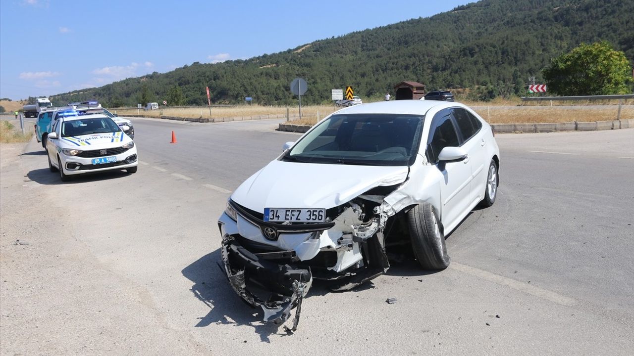 Amasya'da İki Otomobil Çarpıştı: 3 Yaralı