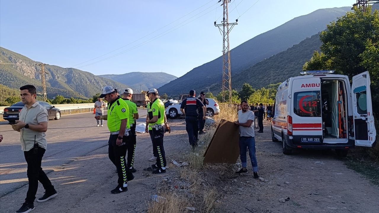 Amasya'da Trafik Kazası: 2 Ölü, 6 Yaralı