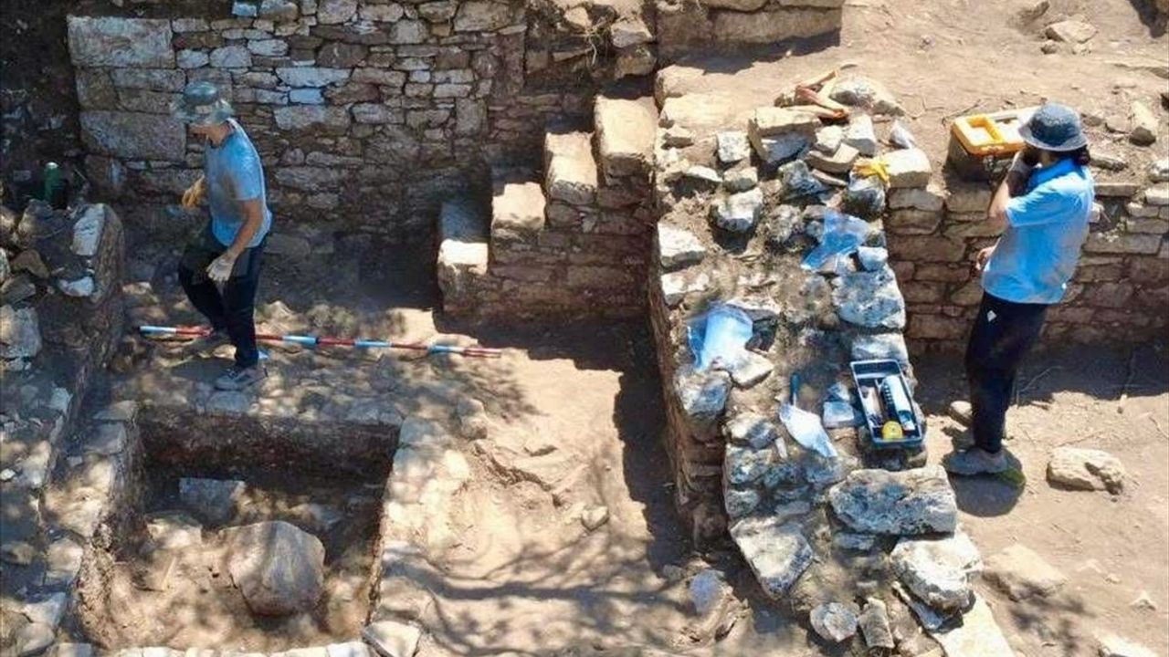 Amos Antik Tiyatrosu'ndaki Kazılar Devam Ediyor