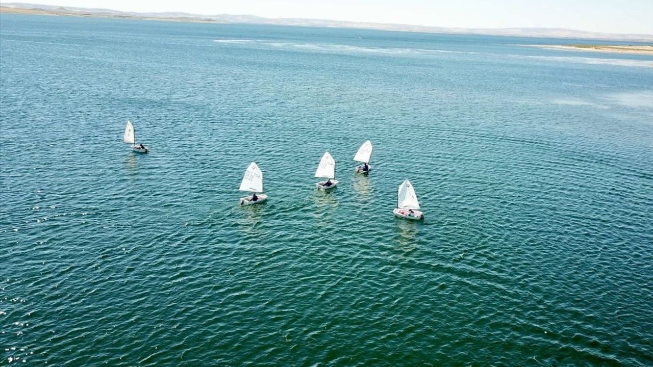 Anadolu Yelken Ligi Optimist Yarışları Hirfanlı'da Sürüyor