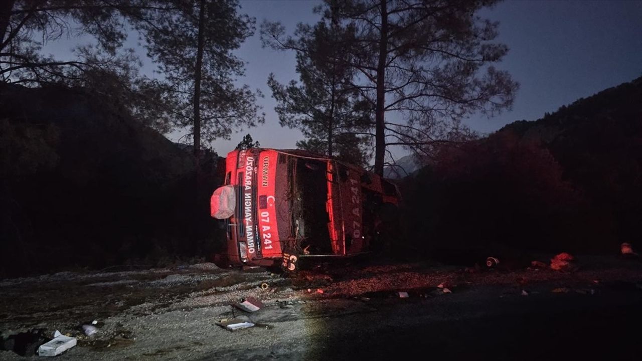 Antalya'da Arazöz Devrildi: 2 Yaralı
