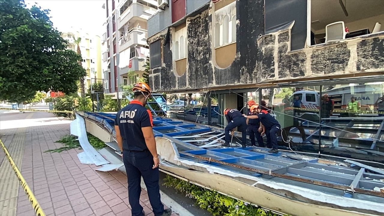 Antalya'da Düşen Dış Cephe Kaplaması Paniğe Yol Açtı