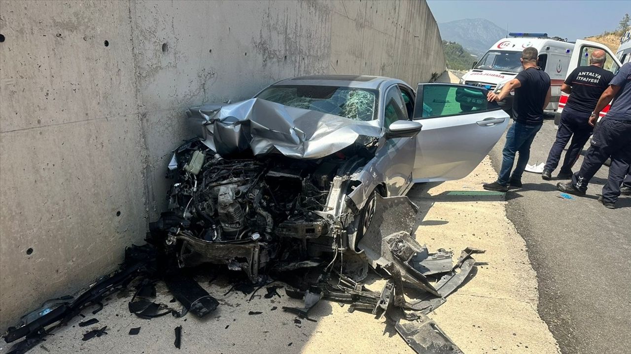 Antalya'da Tır Dorsesine Çarpan Otomobilde 3 Yaralı