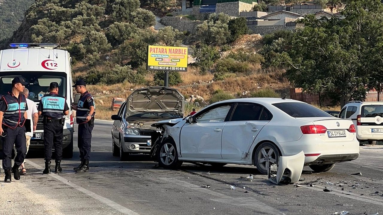 Antalya'da Üç Araçlı Kaza: 7 Yaralı