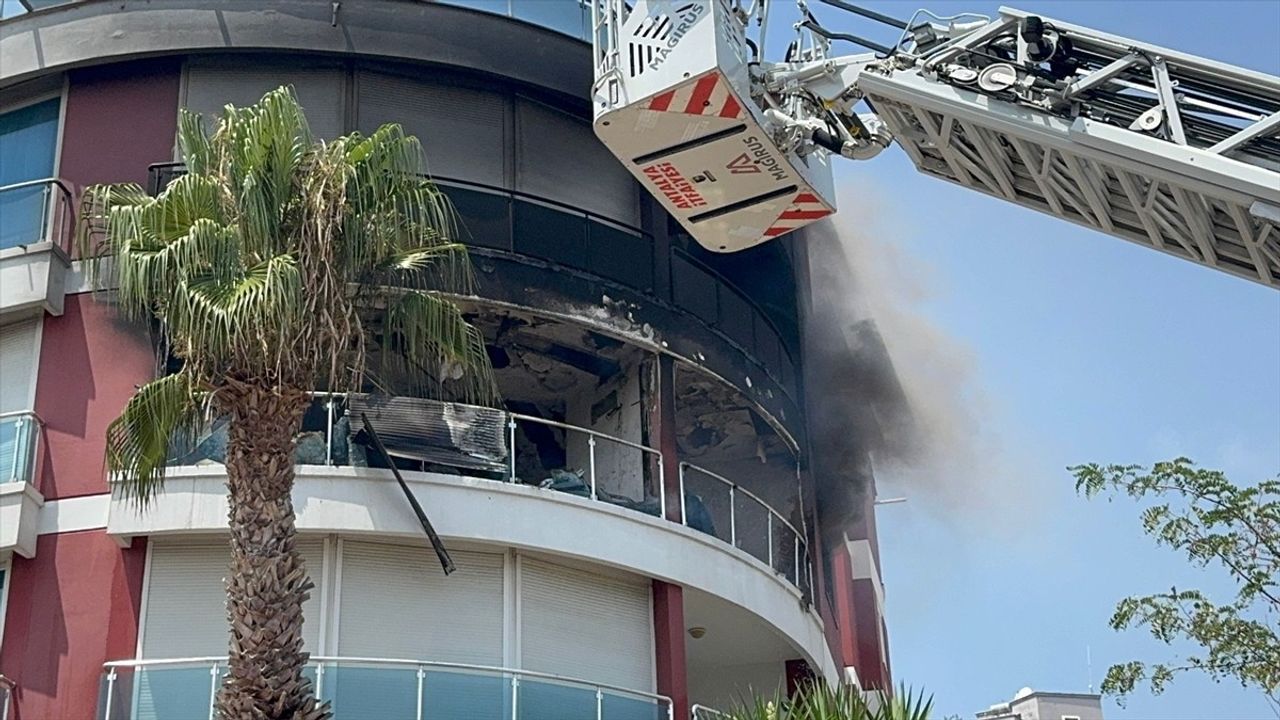 Antalya'da Yangın Faciası: 3 Kişi Hastaneye Kaldırıldı