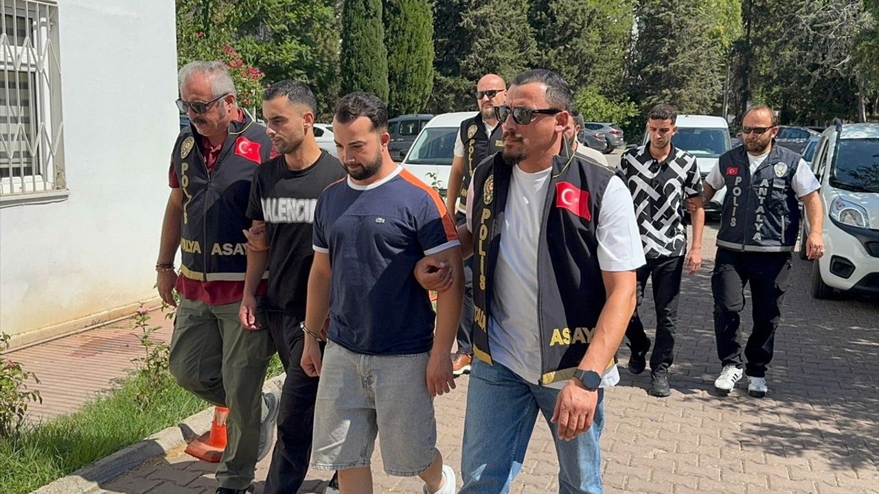 Antalya Muratpaşa'da Husumetli Gruplar Arasında Silahlı Çatışma: 1 Ölü, 1 Yaralı