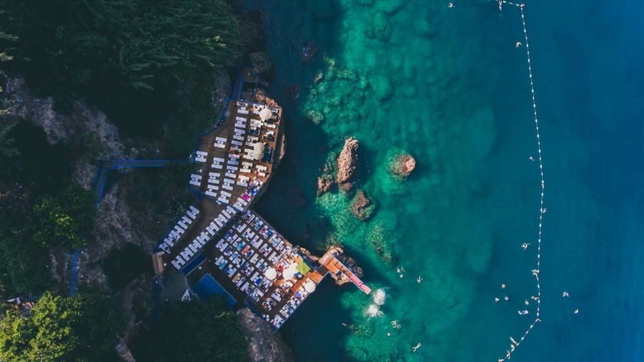 Antalya'nın Mavi Bayraklı Falez Plajları Yaz Sezonunda 200 Bin Ziyaretçiyi Ağırladı