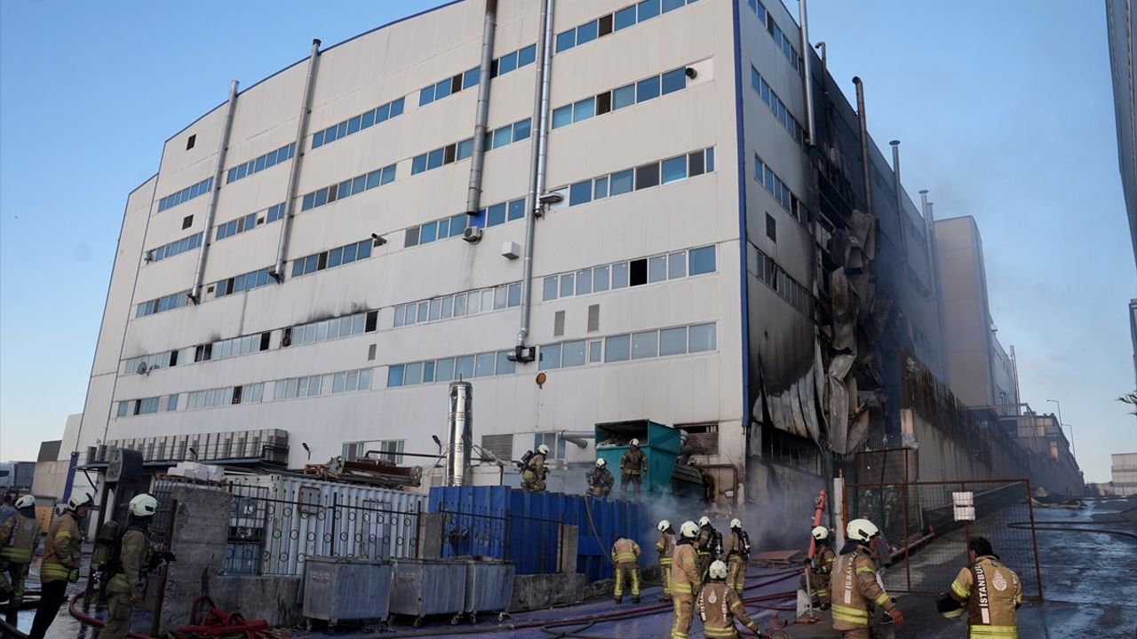 Arnavutköy'deki Fabrika Yangını Kontrol Altına Alındı