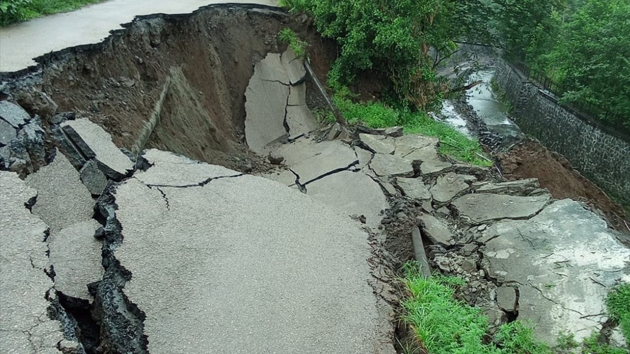 Artvin'de Heyelan Sonrası Köy Yolları Kapandı
