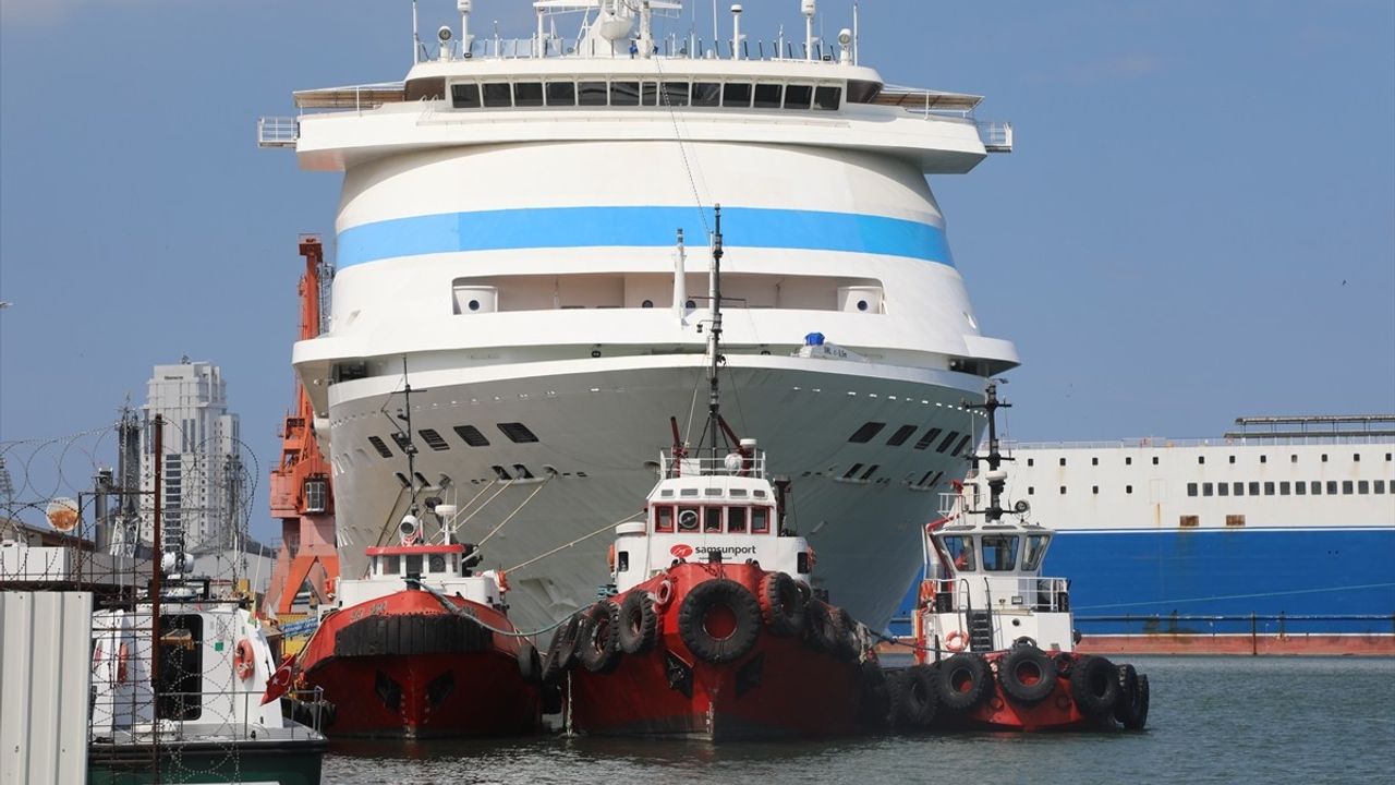 Astoria Grande Kruvaziyeri Samsun Limanı'na Demirledi