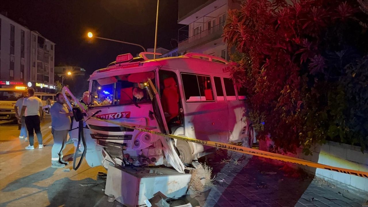 Aydın'da Minibüs ve Otomobil Çarpıştı: 11 Yaralı