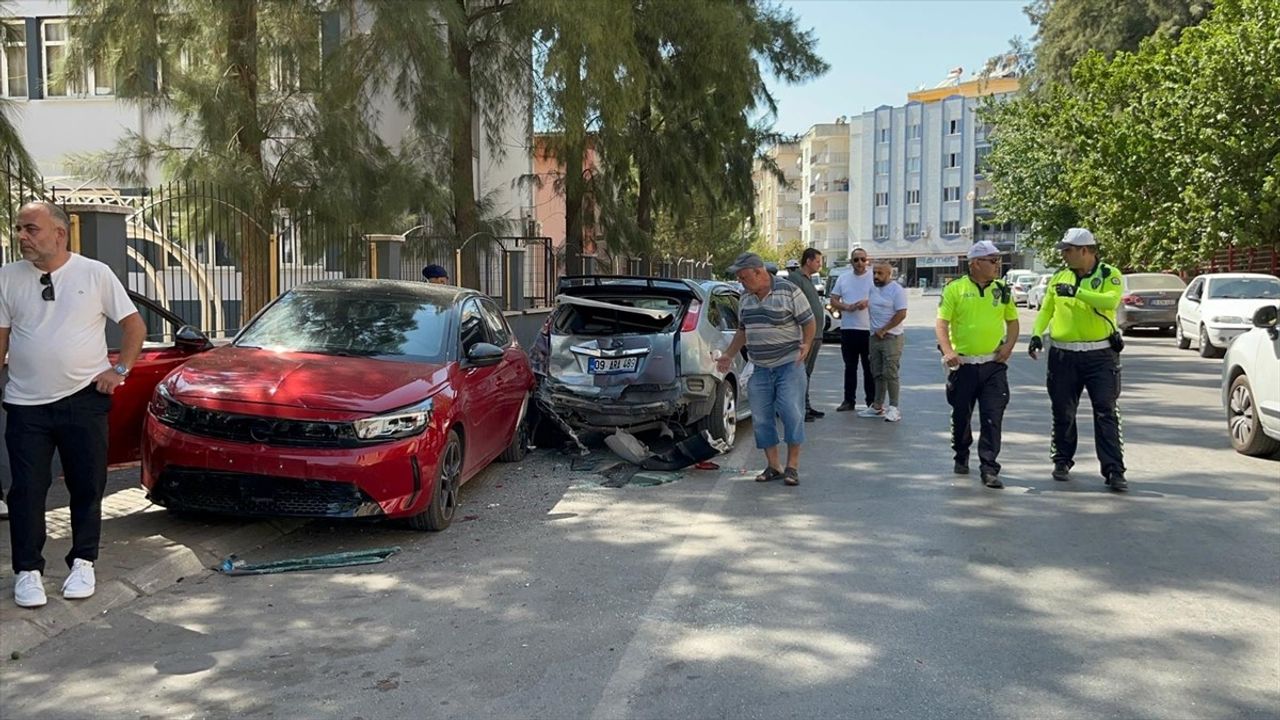 Aydın'da Park Halindeki Araçlara Çarpma Kazası