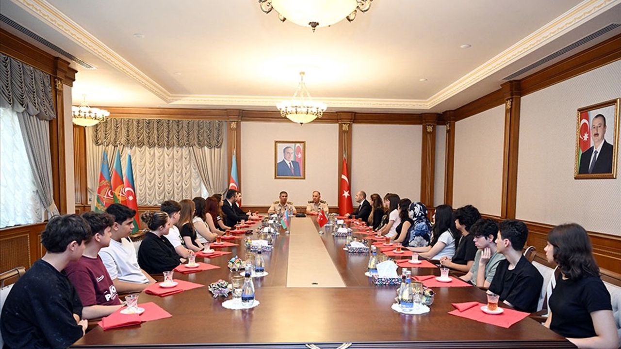 Azerbaycan Savunma Bakanı Hasanov, Türk Şehit Çocuklarıyla Buluştu