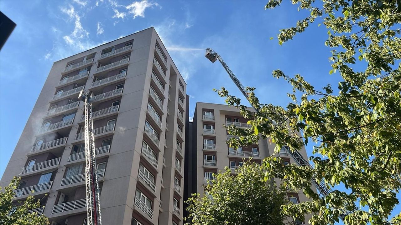 Bağcılar'da 13 Katlı Bina Çatısında Yangın