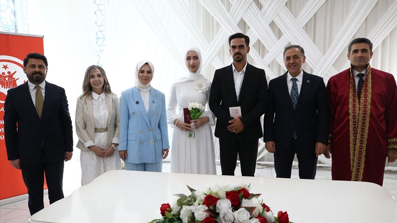 Bakan Göktaş, Bingöl'deki Evlilik Töreninde Genç Çiftleri Destekledi