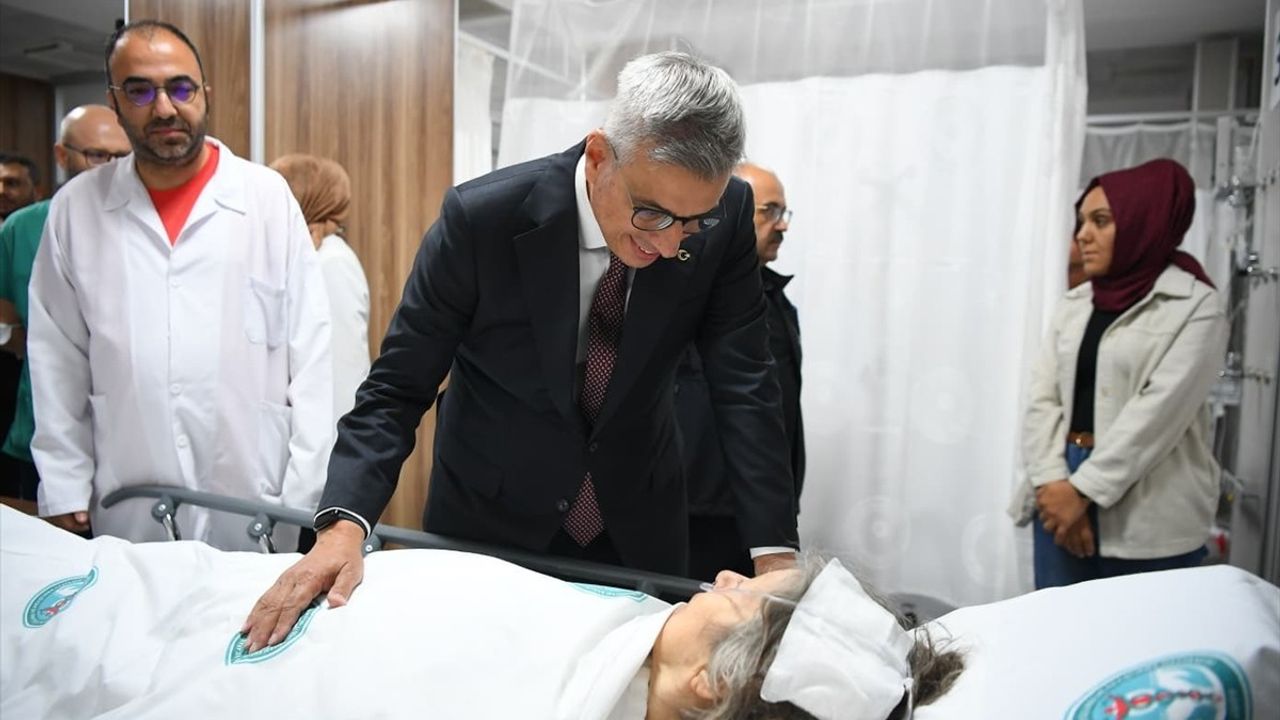 Bakan Memişoğlu Balıkesir'de Depremzedeleri Ziyaret Etti