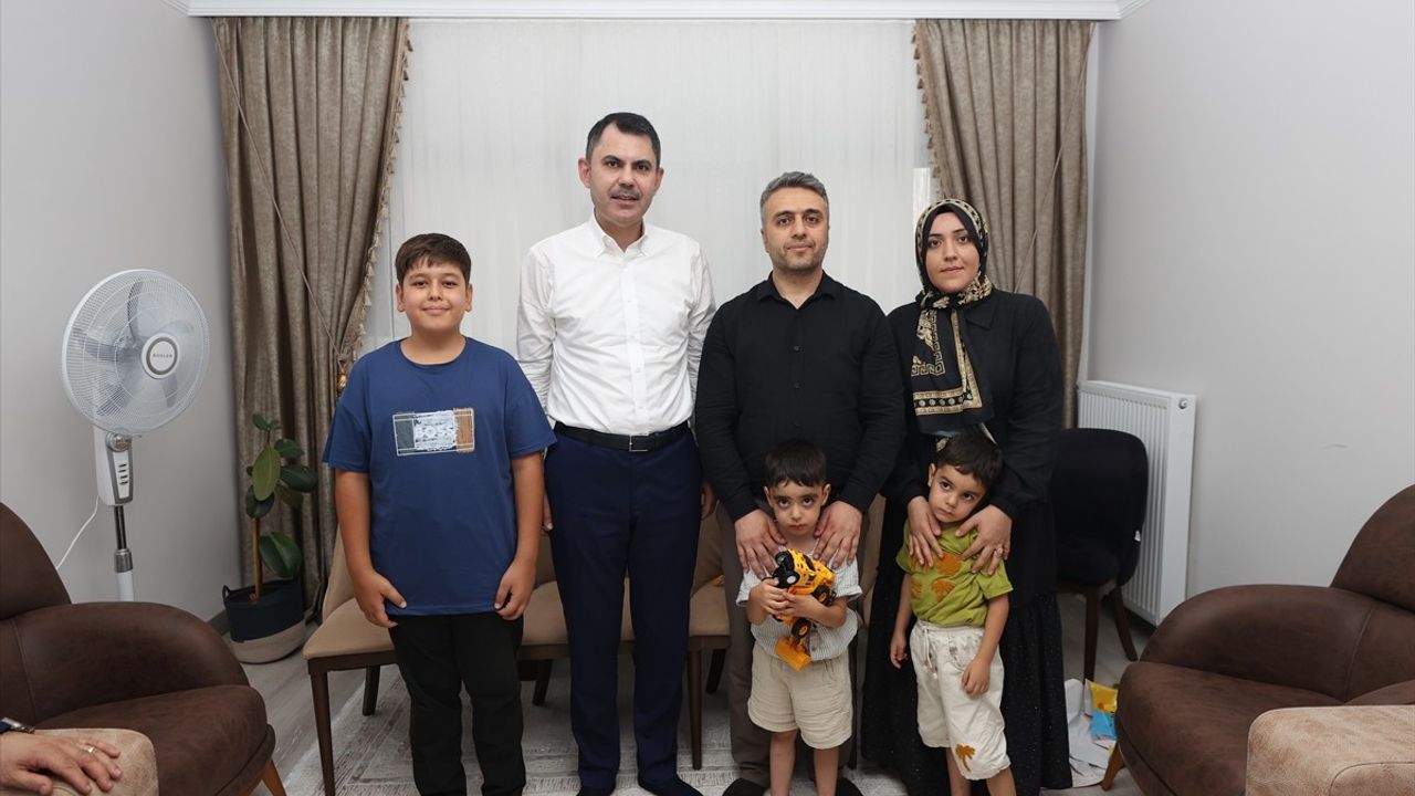 Bakan Murat Kurum, Adıyaman'da Depremzedeleri Ziyaret Etti