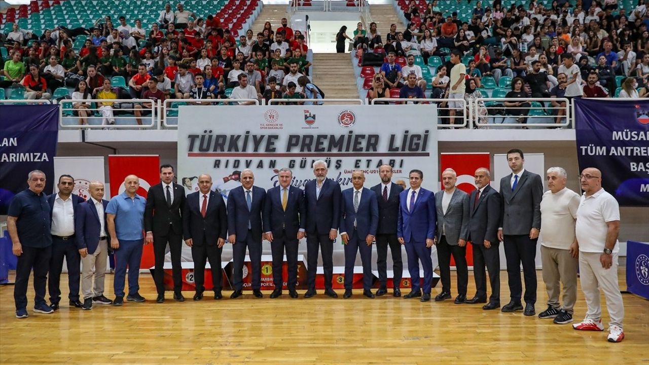 Bakan Osman Aşkın Bak, Türkiye Karate Premier Ligi Müsabakalarını İzledi