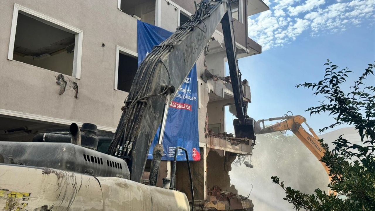 Bakırköy'de Riskli Bina Yıkımı Gerçekleştirildi