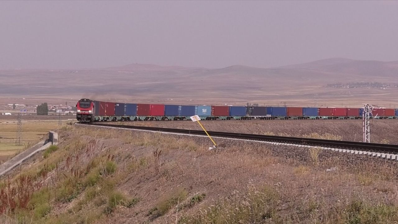Bakü-Tiflis-Kars Demiryolu Hattında Yük Taşımacılığı Artıyor