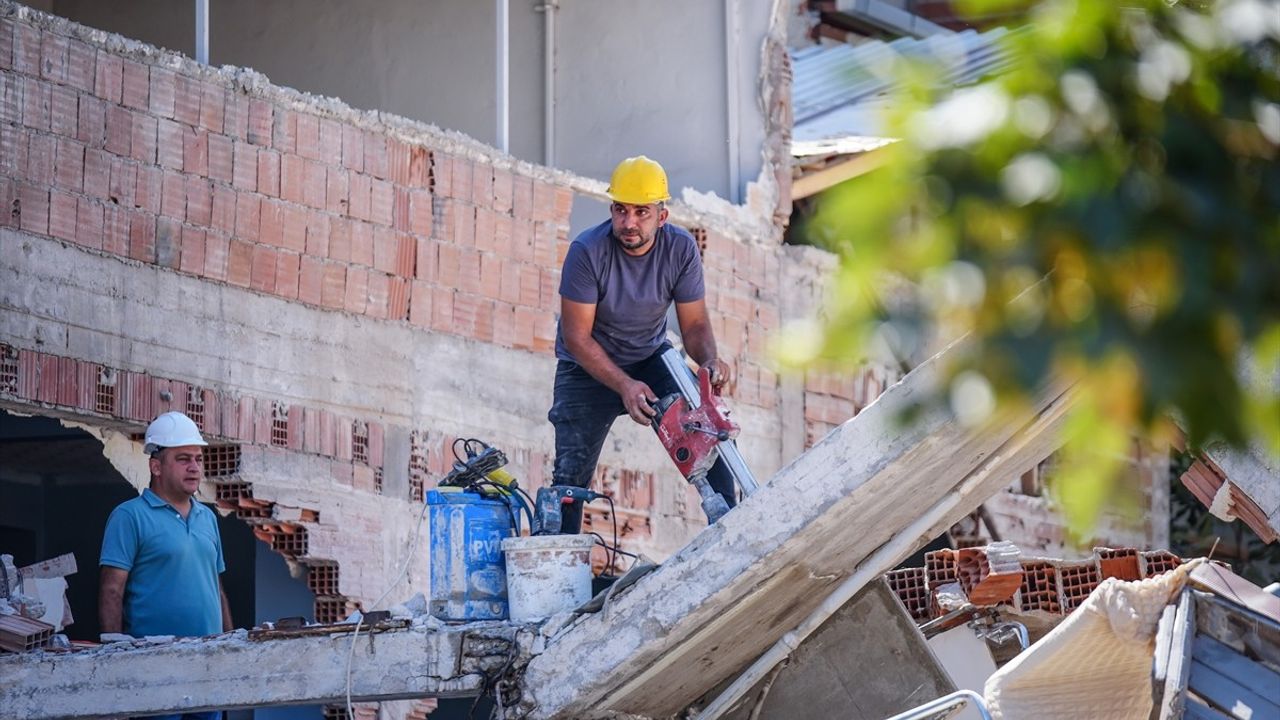 Balıkesir'de Deprem Sonrası Enkaz İncelemesi