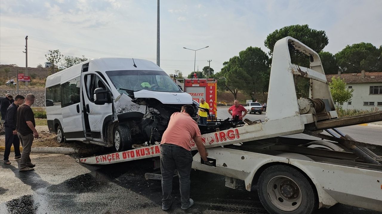 Balıkesir'de Kaza: İşçi Servisi ile Hafif Ticari Araç Çarpıştı