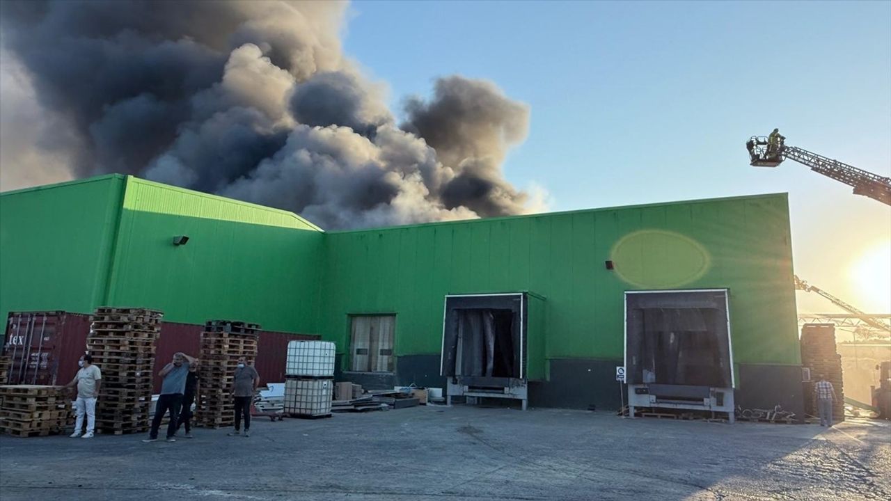 Balıkesir'de Süt Ürünleri Fabrikasında Yangın Çıktı