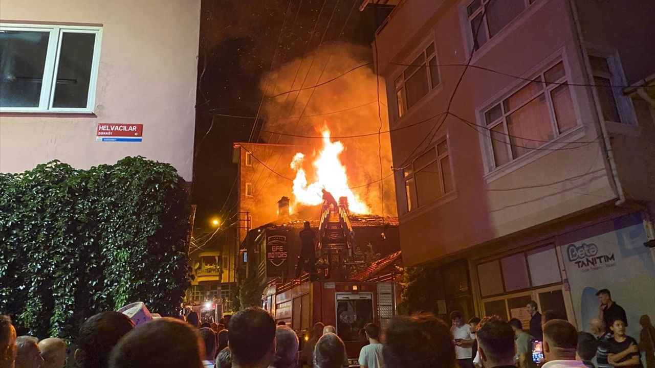 Balıkesir'de Yangın Paniği: 2 Ev Zarar Gördü
