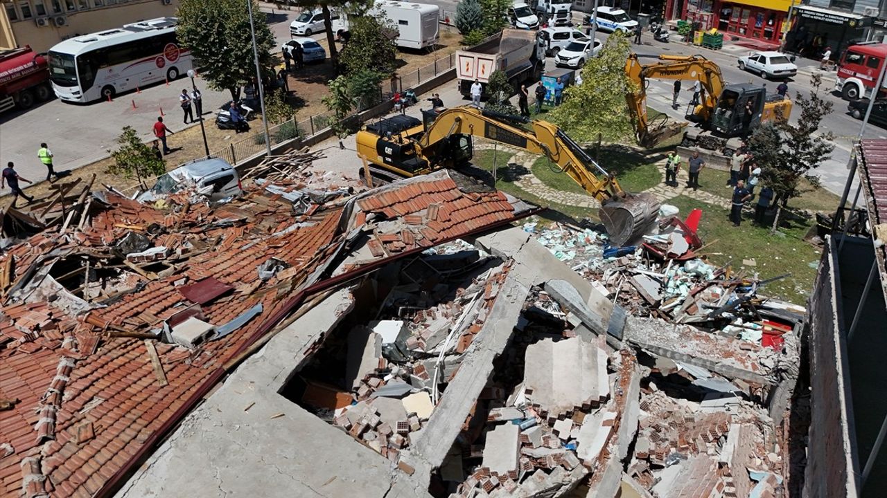 Balıkesir'deki 6,1 Büyüklüğündeki Depremde Yıkılan Bina Enkazı Kaldırılmaya Başlandı