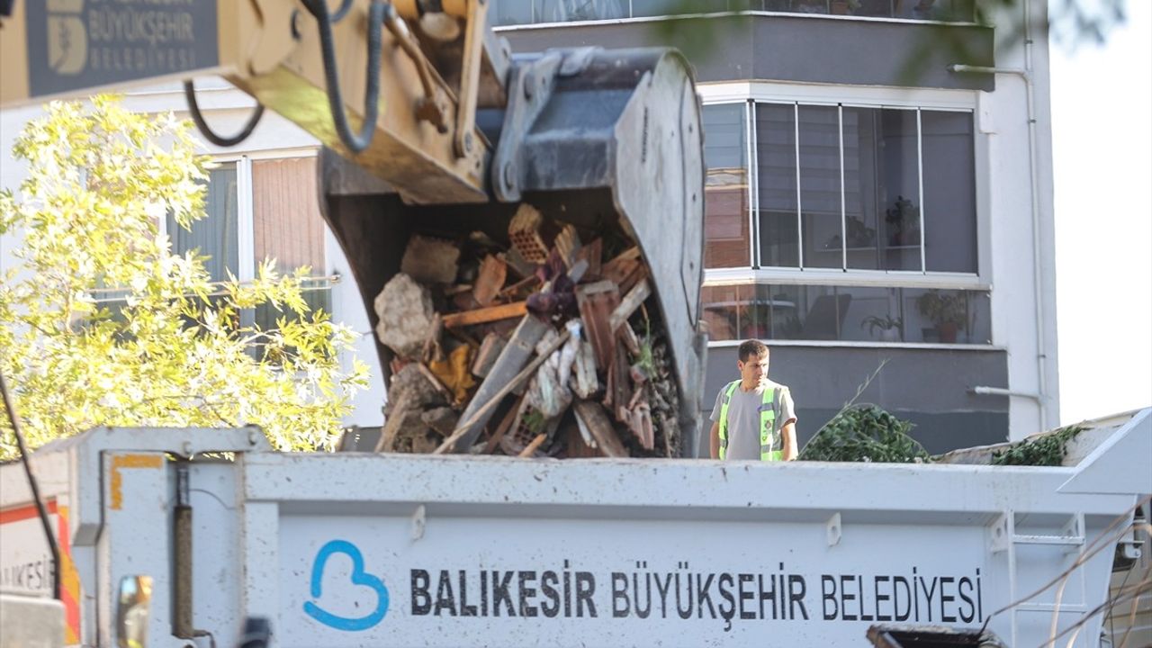 Balıkesir Sındırgı'daki Deprem Sonrası Enkaz Kaldırma Çalışmaları Devam Ediyor