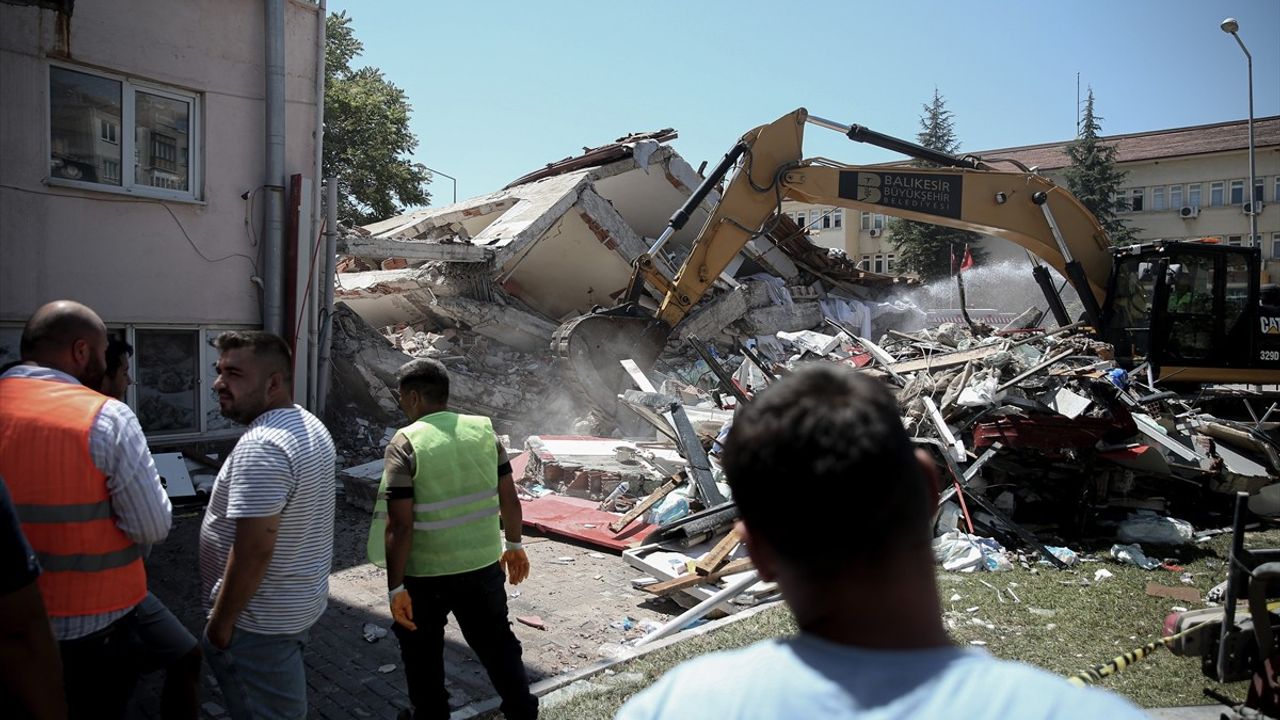 Balıkesir Sındırgı'daki Depremde Enkaz Kaldırma Çalışmaları Başladı