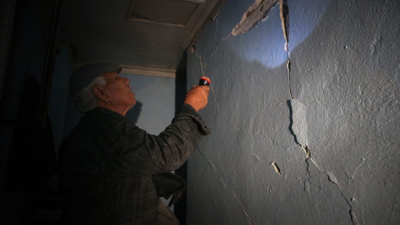 Balıkesir Sındırgı'daki Depremin Kendini Hissettiren Anları