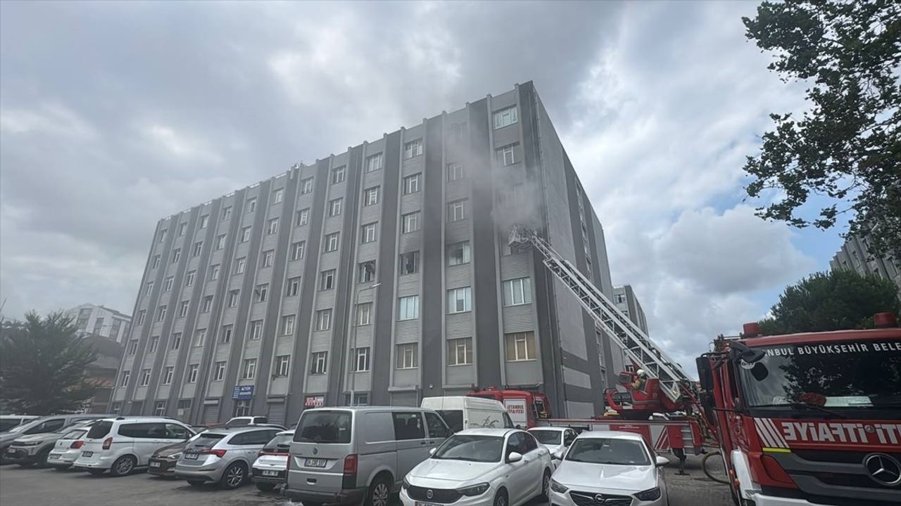Başakşehir'de Çorap İmalathanesinde Yangın Çıktı