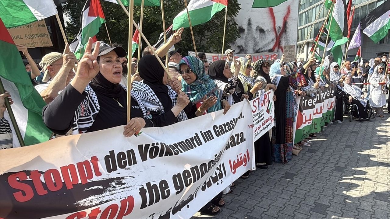 Berlin'de Filistin'e Destek Gösterisi