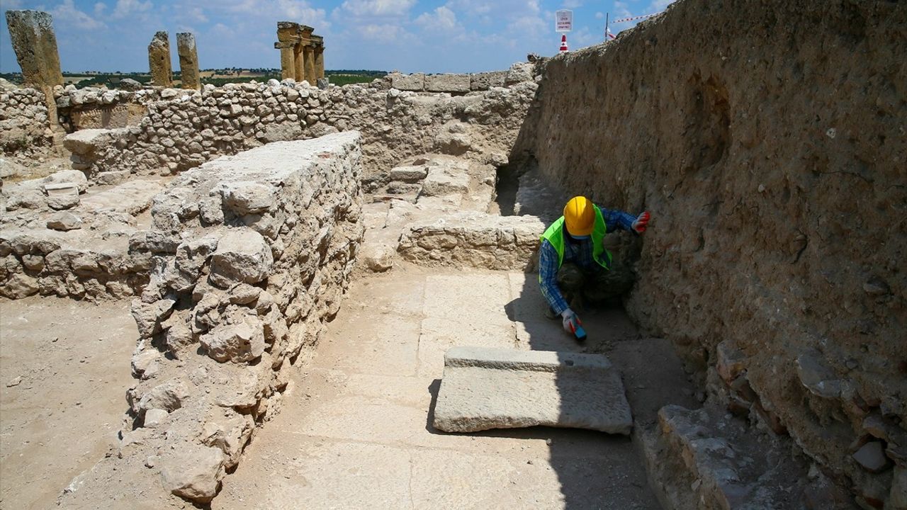Blaundos Antik Kenti'nde Tarihi Fırın ve İşlikler Ortaya Çıkıyor