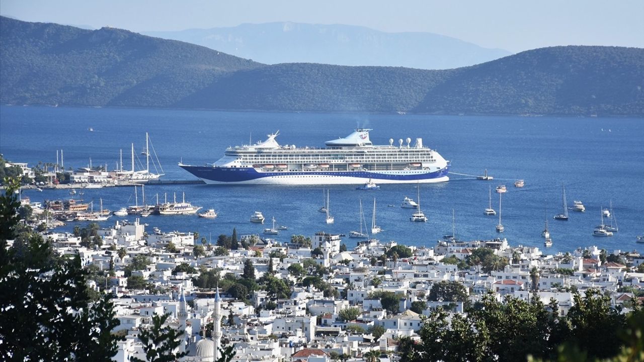 Bodrum'a İki Kruvaziyer Gemisiyle 2.609 Yolcu Geldi