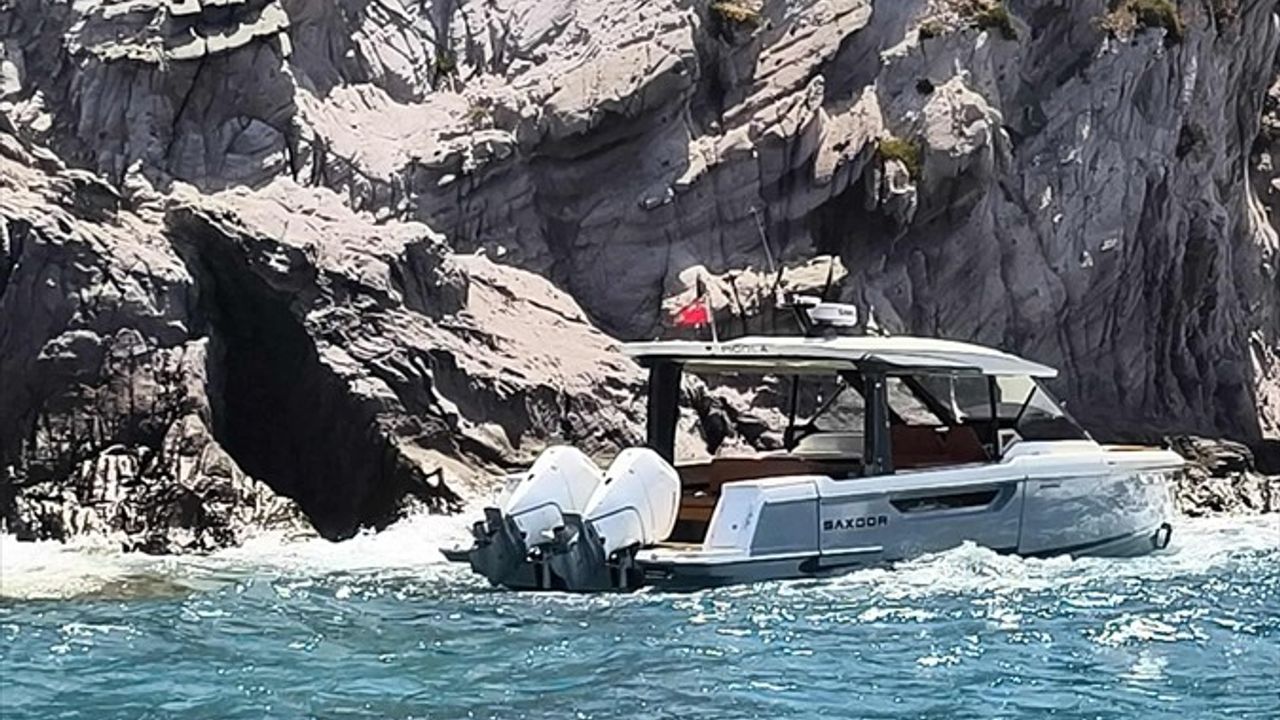 Bodrum'da Arızalanan Tekneden 3 Kişi Kurtarıldı